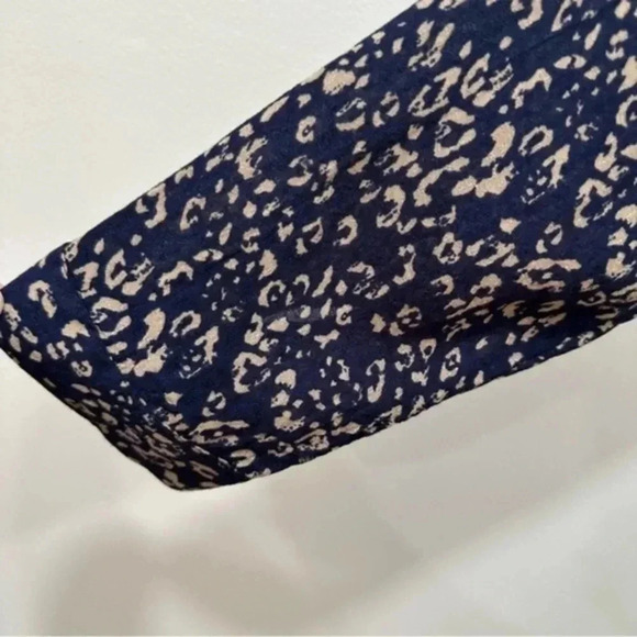 🍁 Urban Outfitters Mayfair Drapey Surplice Top Small - Picture 9 of 11